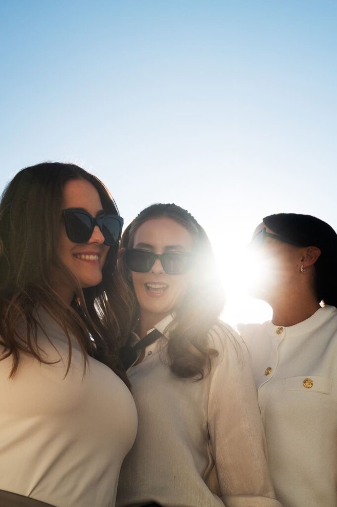 Mitarbeiterinnen der BUZZINTALENTS Influencer Agency genießen die Sonne über den Dächern.